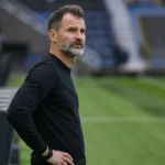 Ivan Leko staat geconcentreerd aan de zijlijn in het Jan Breydelstadion.