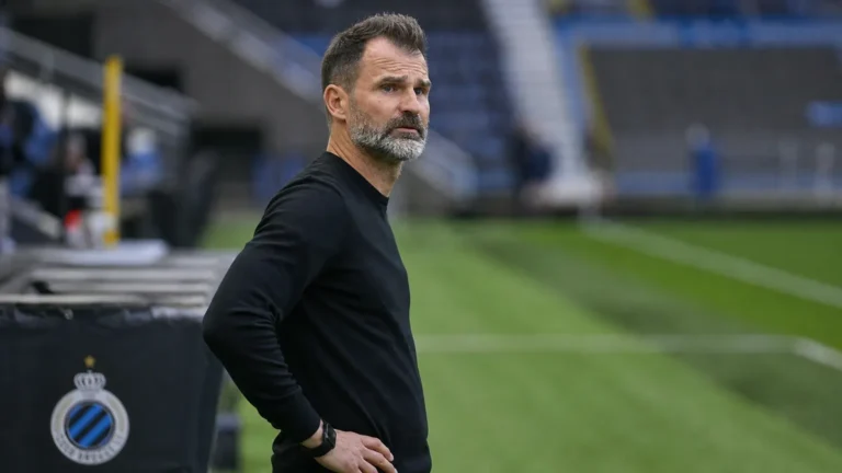 Ivan Leko staat geconcentreerd aan de zijlijn in het Jan Breydelstadion.