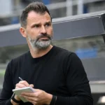 Ivan Leko in de technische zone van Club Brugge met een tactisch notitieboekje.