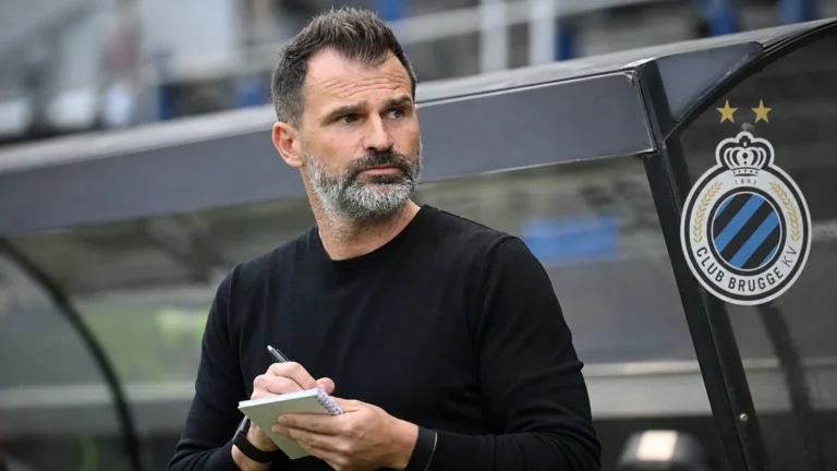 Ivan Leko in de technische zone van Club Brugge met een tactisch notitieboekje.