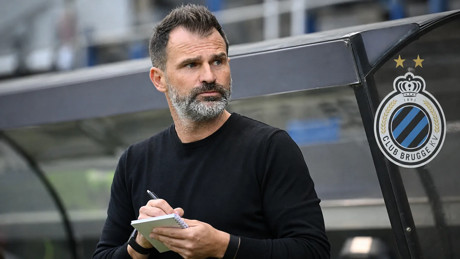 Ivan Leko in de technische zone van Club Brugge met een tactisch notitieboekje.