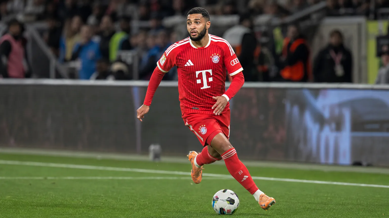Ismael Saibari in het tenue van Bayern München tijdens een actie vanaf de linkerflank.