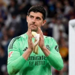 Thibaut Courtois applaudisseert in het doelgebied in zijn Real Madrid-tenue.