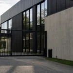Ingang van het trainingscomplex van Club NXT met een discreet Club Brugge-clubanker