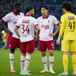Een groep Antwerp-spelers overlegt na afloop op het veld.