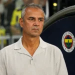 İsmail Kartal in een witte polo langs de technische zone van Fenerbahçe.