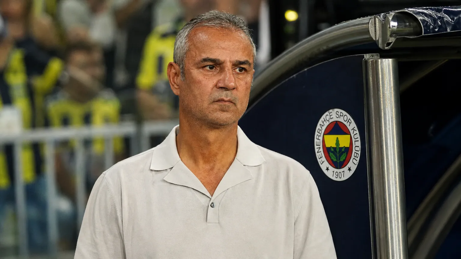 İsmail Kartal in een witte polo langs de technische zone van Fenerbahçe.