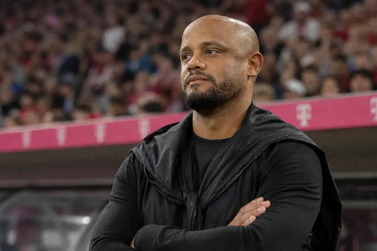 Een coach uit de technische staf van Bayern München langs de zijlijn van een voetbalstadion.