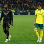 Twee voetballers wandelen na afloop over het veld in het stadion van Fortuna Sittard.