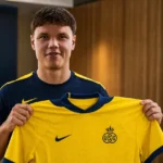 Dennis Engel toont tijdens een officiële clubpresentatie een shirt van Union SG.