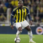Romelu Lukaku in het geel-blauwe tenue van Fenerbahçe tijdens een wedstrijdactie.