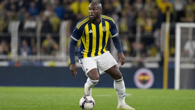 Romelu Lukaku in het geel-blauwe tenue van Fenerbahçe tijdens een wedstrijdactie.
