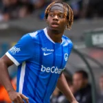 Noah Adedeji-Sternberg van KRC Genk tijdens een wedstrijdmoment op het veld.