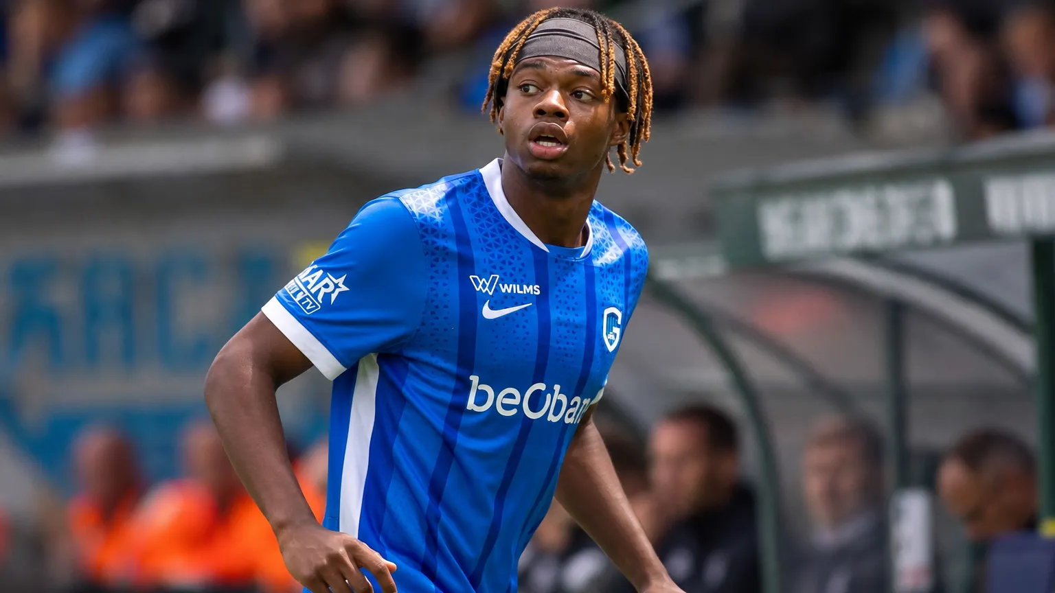 Noah Adedeji-Sternberg van KRC Genk tijdens een wedstrijdmoment op het veld.