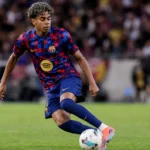 Lamine Yamal in Barcelona-tenue tijdens een nieuw wedstrijdmoment in een stadion.
