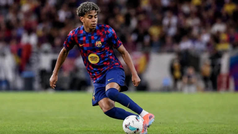 Lamine Yamal in Barcelona-tenue tijdens een nieuw wedstrijdmoment in een stadion.