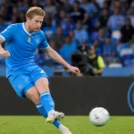 Kevin De Bruyne in het blauwe Napoli-shirt tijdens een actie op een Serie A-veld.