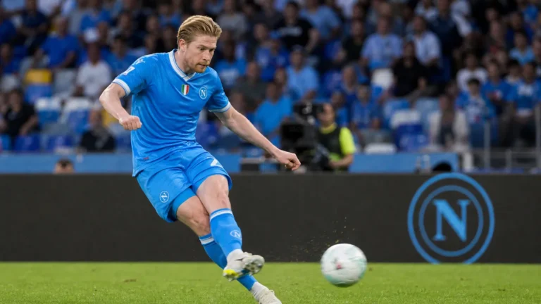 Kevin De Bruyne in het blauwe Napoli-shirt tijdens een actie op een Serie A-veld.