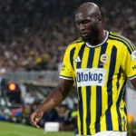 Romelu Lukaku wandelt in het geel-blauwe shirt van Fenerbahçe richting de zijlijn.