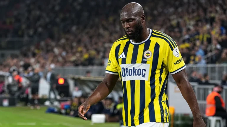 Romelu Lukaku wandelt in het geel-blauwe shirt van Fenerbahçe richting de zijlijn.