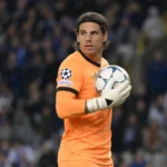 Yann Sommer van Club Brugge controleert de bal tijdens een wedstrijd.