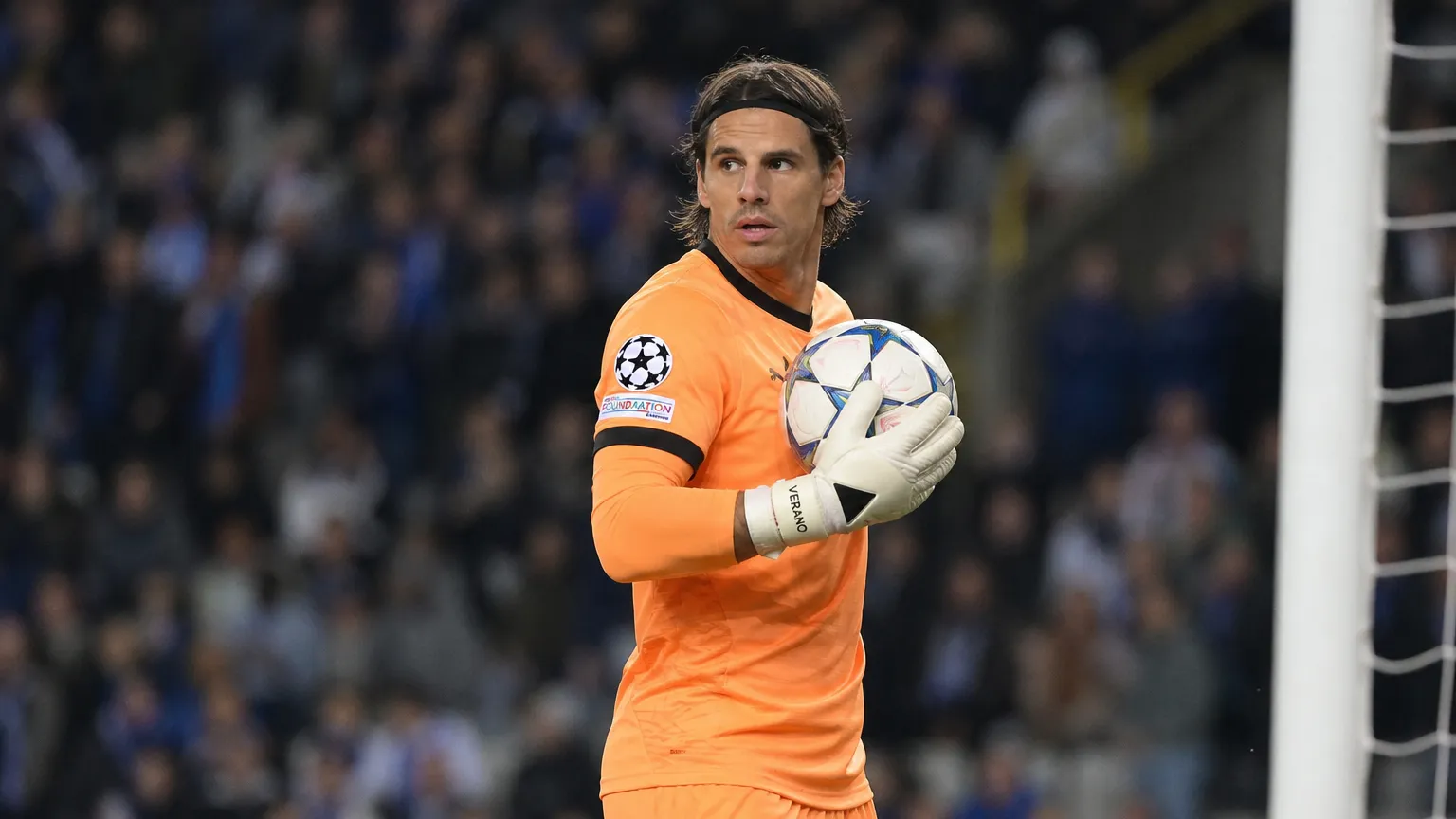 Yann Sommer van Club Brugge controleert de bal tijdens een wedstrijd.