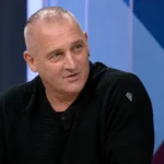 Patrick Goots tijdens een gesprek in een televisiestudio.