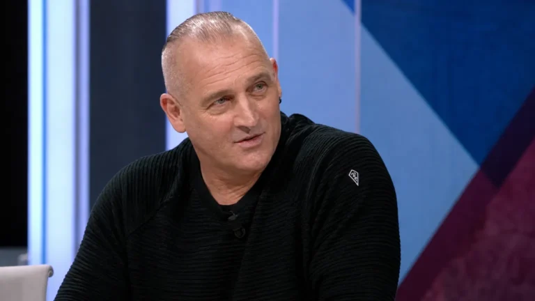 Patrick Goots tijdens een gesprek in een televisiestudio.