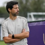 Vitor Bruno observeert een training van RSC Anderlecht naast het veld.