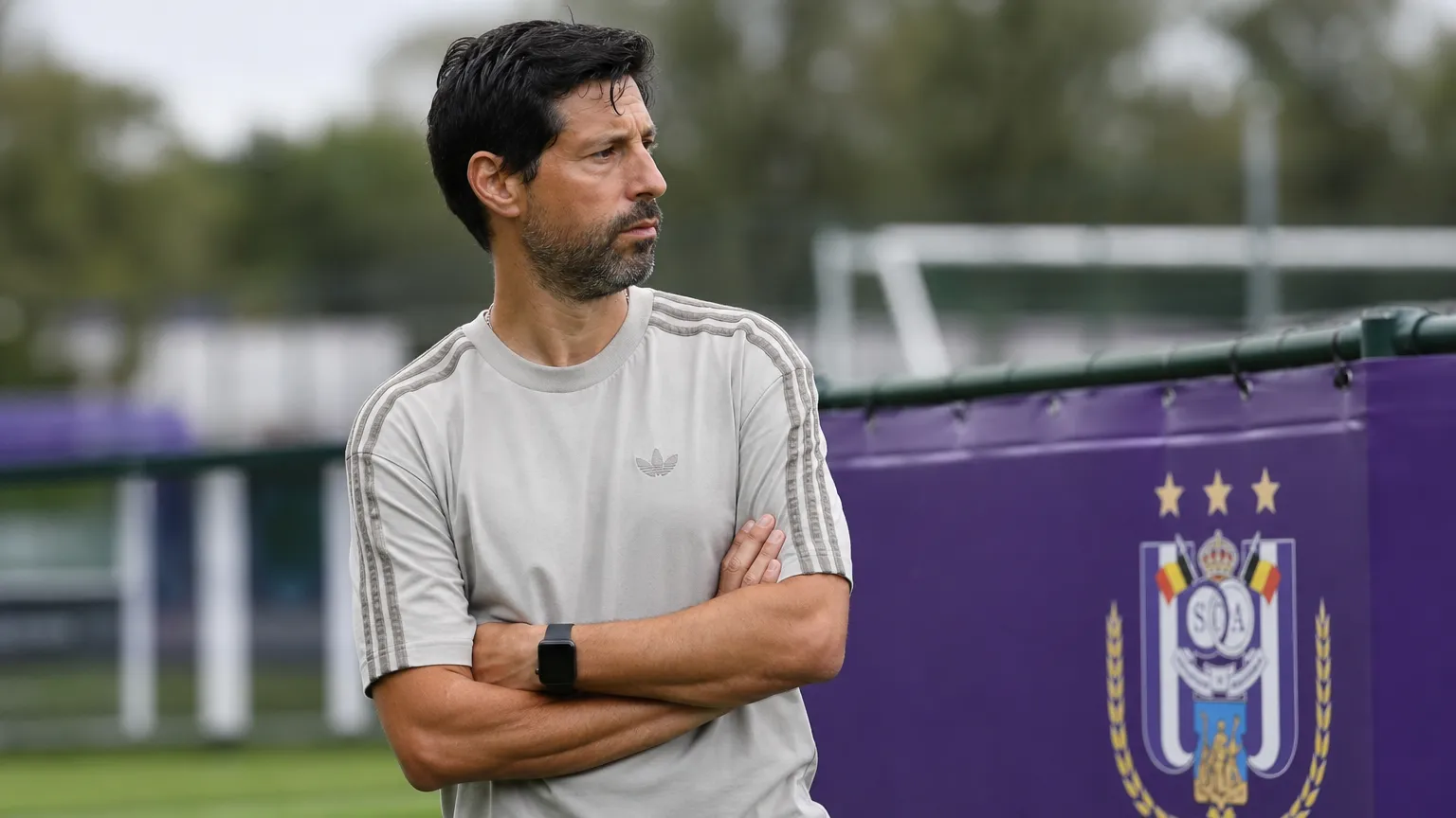 Vitor Bruno observeert een training van RSC Anderlecht naast het veld.