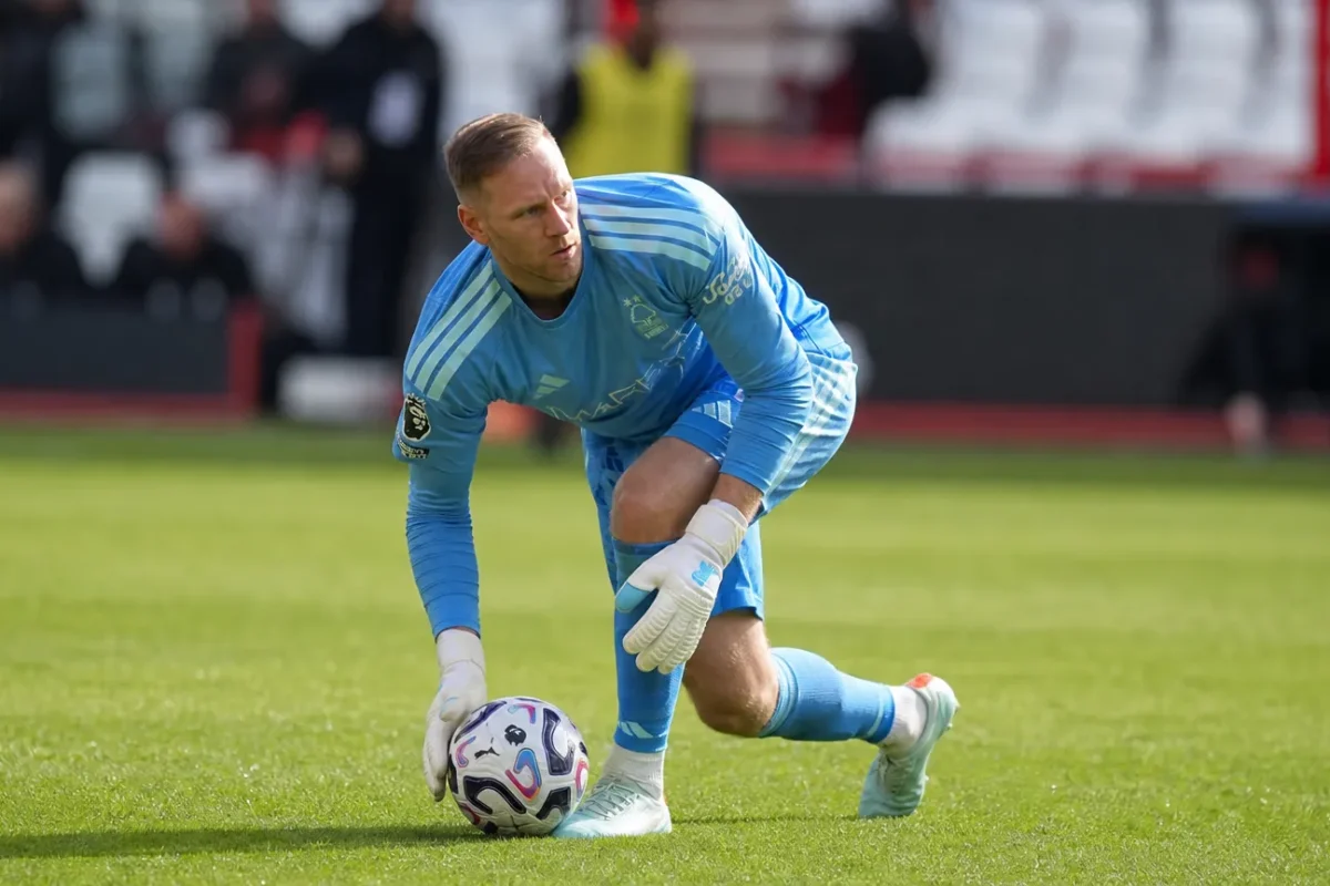 Matz Sels in het doelmannen-tenue van Nottingham Forest op het veld.
