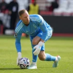 Matz Sels in het doelmannen-tenue van Nottingham Forest op het veld.