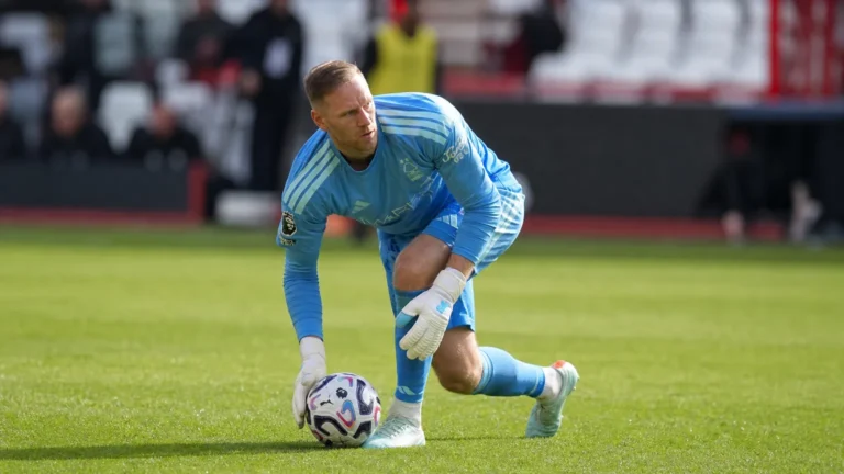 Matz Sels in het doelmannen-tenue van Nottingham Forest op het veld.