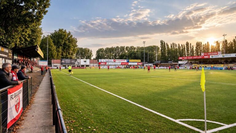 FC Gullegem in het rood en wit bij het compacte Poezelhoek Stadion, met speelveld en hoofdtribune als herkenbare dorpssetting.
