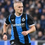 Romeo Vermant in het blauw-zwarte shirt van Club Brugge tijdens een wedstrijd.