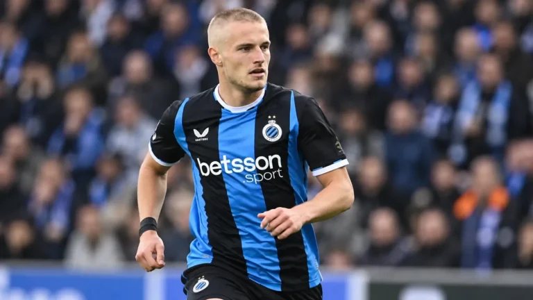 Romeo Vermant in het blauw-zwarte shirt van Club Brugge tijdens een wedstrijd.