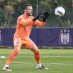 Collin Coosemans tijdens een doelmannenopwarming op het trainingsveld van Anderlecht.