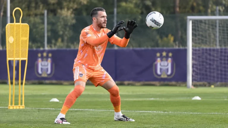 Collin Coosemans tijdens een doelmannenopwarming op het trainingsveld van Anderlecht.