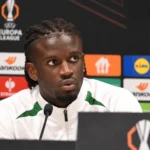 Massiré Sylla tijdens een persconferentie voor een Europa League-duel.