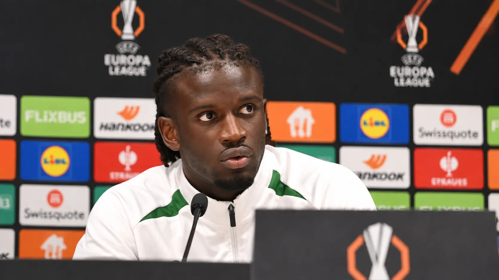Massiré Sylla tijdens een persconferentie voor een Europa League-duel.
