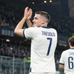 Nicolò Tresoldi applaudisseert na de wedstrijd in een wit Club Brugge-tenue.