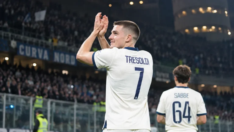 Nicolò Tresoldi applaudisseert na de wedstrijd in een wit Club Brugge-tenue.