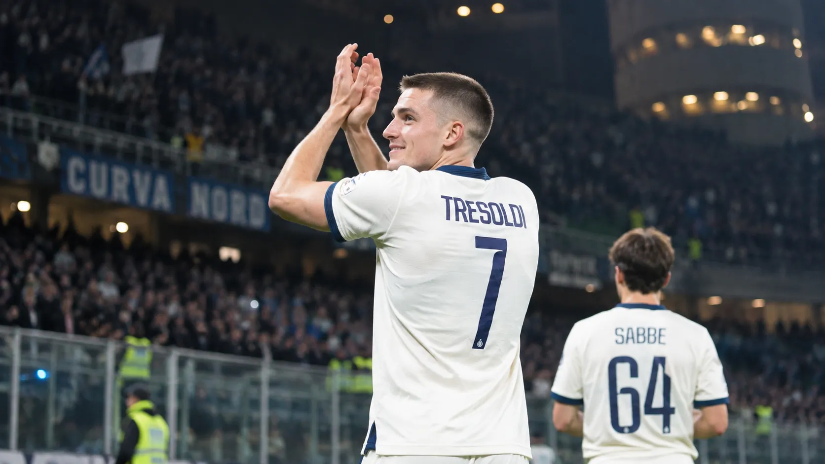 Nicolò Tresoldi applaudisseert na de wedstrijd in een wit Club Brugge-tenue.