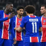 PSG-spelers in blauw-rood tenue tijdens een Champions League-wedstrijd.