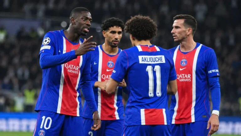 PSG-spelers in blauw-rood tenue tijdens een Champions League-wedstrijd.