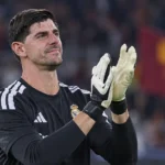 Thibaut Courtois applaudisseert in zijn zwarte doelmanstenue van Real Madrid na de wedstrijd.