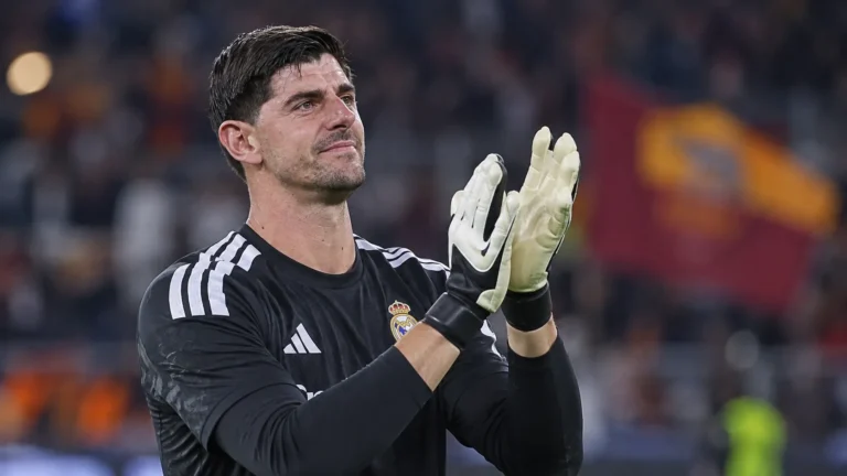 Thibaut Courtois applaudisseert in zijn zwarte doelmanstenue van Real Madrid na de wedstrijd.