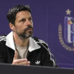 Vitor Bruno spreekt op een persconferentie van Anderlecht.