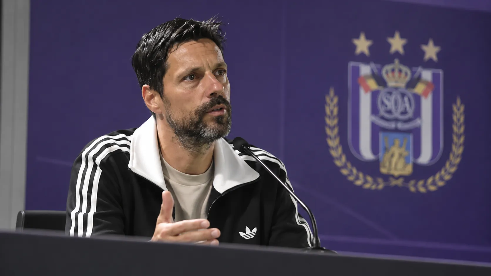 Vitor Bruno spreekt op een persconferentie van Anderlecht.