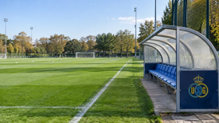 Leeg trainingsveld van de U23 van Union met het clubembleem op de dug-out.